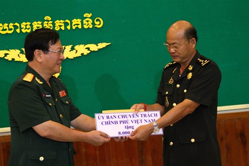 ให้การช่วยเหลือกิจกรรมส่งอัฐิทหารพลีชีพเพื่อชาติเวียดนามในกัมพูชากลับประเทศ